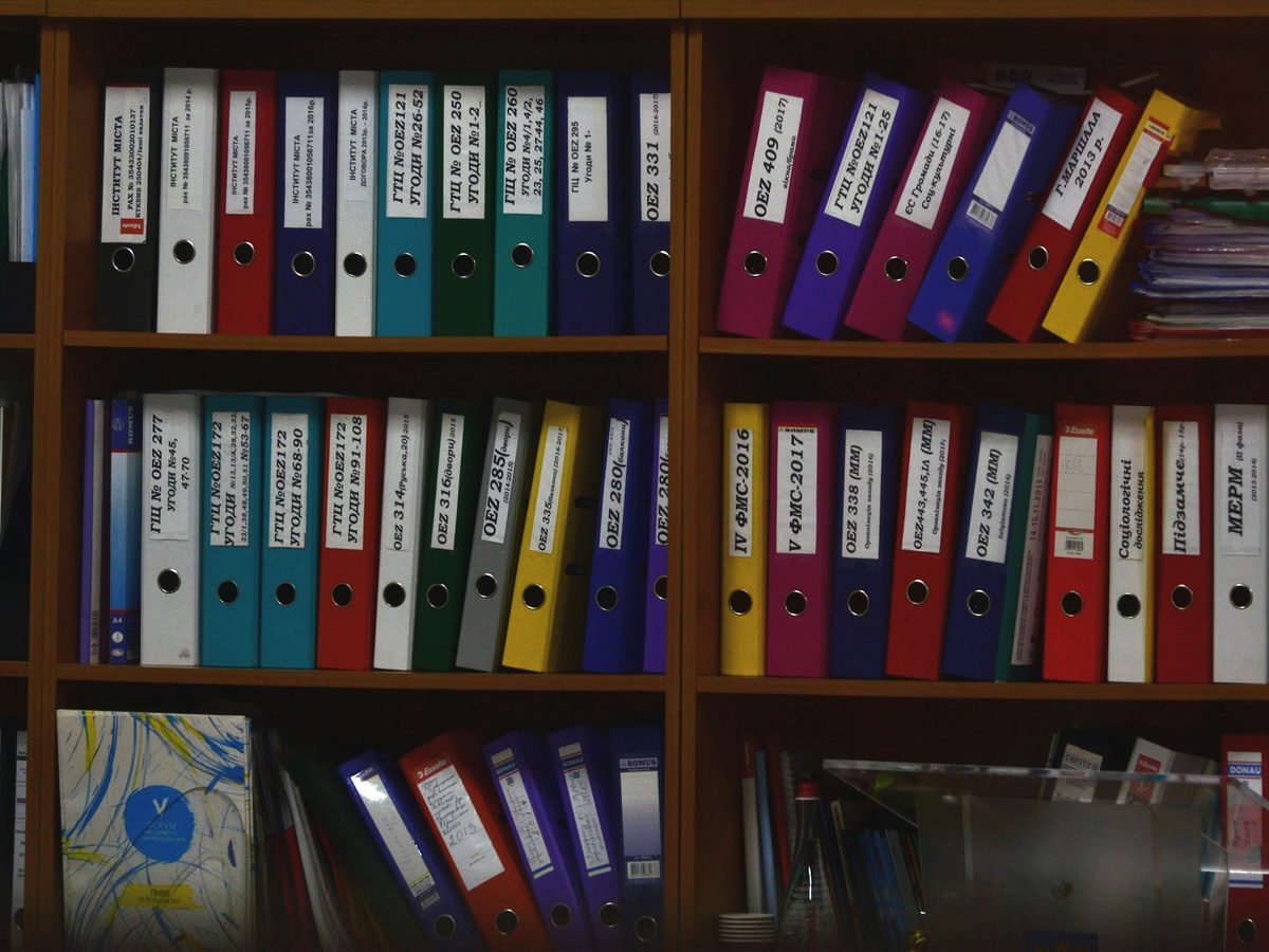 Pastas de arquivo organizadas na estante de um escritório