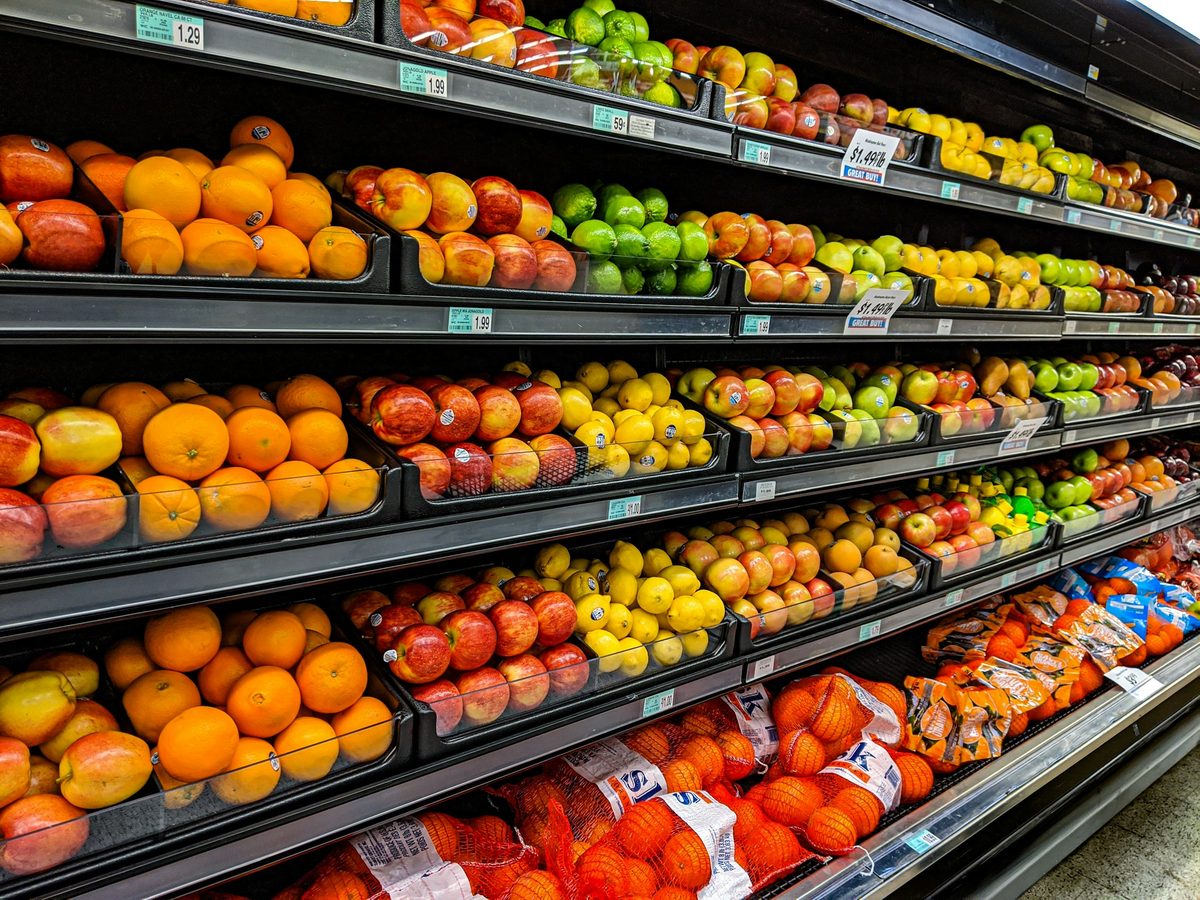 Bancada de frutas frescas na seção de hortifruti