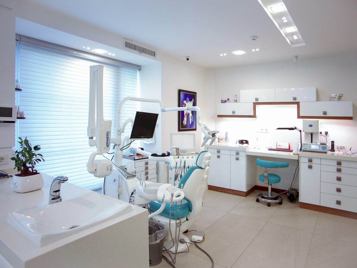 Consultório odontológico com cadeira e equipamentos
